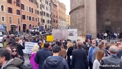 Sit-in giornalisti Agi, l'opposizione in piazza (da Conte a Calenda)
