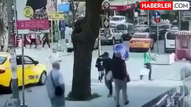 Taksi şoförüyle yaya arasında geçiş hakkı kavgası kamerada