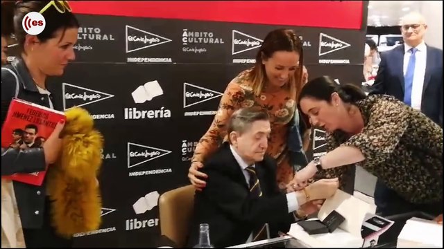 El momento chicas en la firma de libros de Federico Jiménez Losantos en Zaragoza
