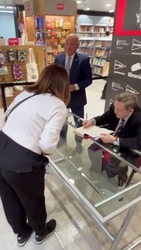 Cientos de personas acuden a la firma de libros de Federico Jiménez Losantos en Zaragoza