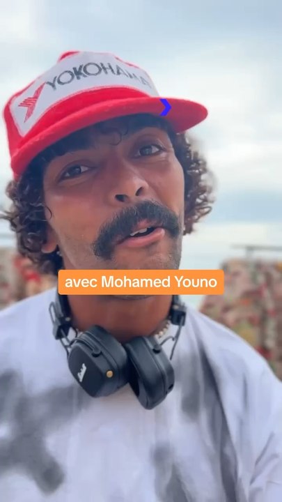 À Taghazout, perché dans la vallée du Sous, se cache Mohamed Youno, un créateur de mode marocain.  Loin de la fast fashion, ce jeune designer, fils d’artisan maroquinier, propose des créations exclusives.