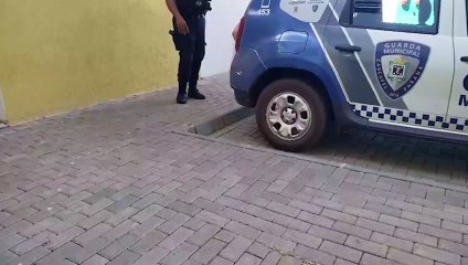 Homem é levado à Delegacia após ser acusado de supostamente se esfregar em mulher no ônibus