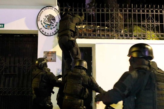 Fuerzas Especiales de Ecuador asaltan la embajada de México en Quito y detienen a ex vicepresidente ecuatoriano