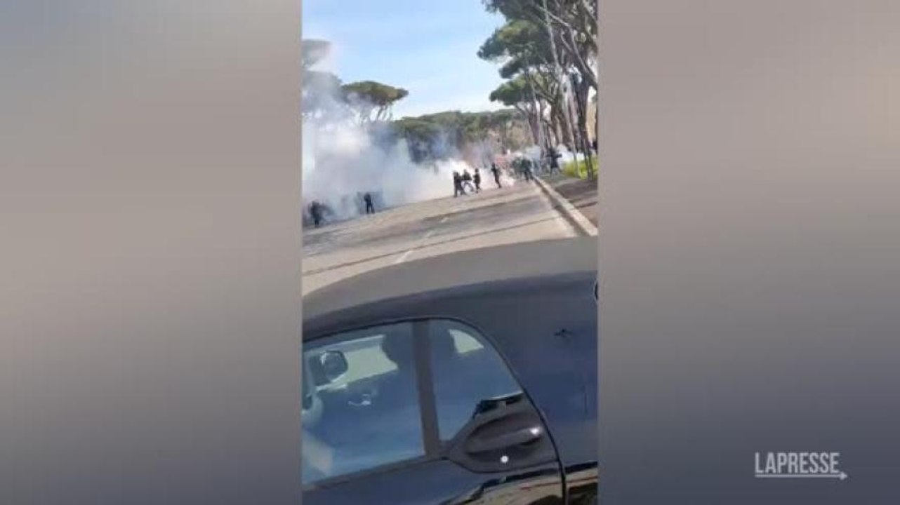 Roma, le immagini degli scontri tra ultras romanisti e laziali