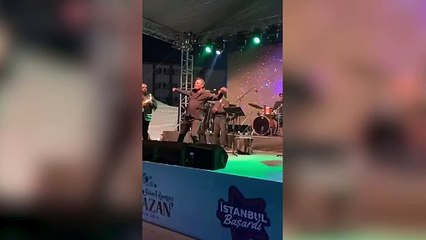 Rafet El Roman'dan sahnede dans şov