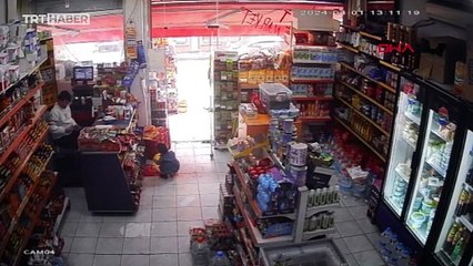 Balonun peşinden koşan oğlunu ezilmekten son anda kurtardı