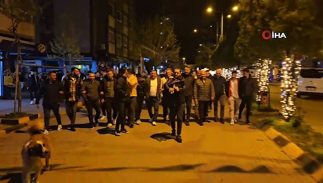 Artvin'de vatandaşlar, sahura davul sesi yerine tulum ile horon teperek giriyor