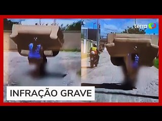 Motociclista é flagrado transportando sofá em moto no interior do RN