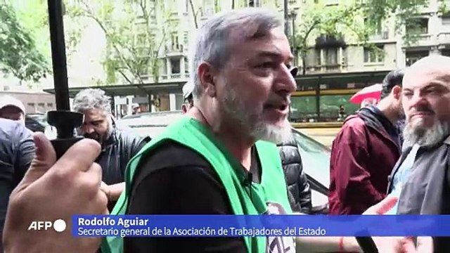Empleados estatales protestan en Argentina contra millares de despidos