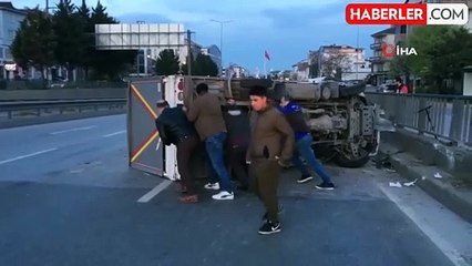 Hafif ticari araçla çarpışan kamyonet devrildi: 2 yaralı