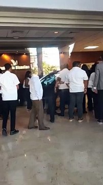 Dirigentes políticos llegan a funeraria para expresar solidaridad a familiares de José del Castillo