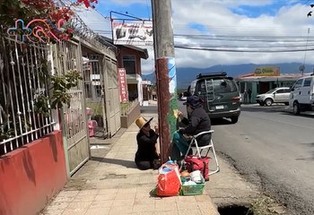 mqn-Un grupo de pintores embelleció los postes de luz de paraíso-030424