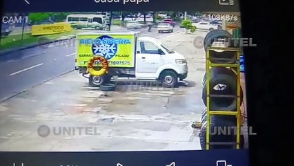Sale a la luz el video del accidente en el que un motociclista acabó debajo de una camioneta  
