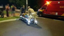 Condutor de moto desvia de carro e sofre queda na Avenida Rocha Pombo