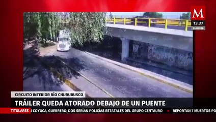 Tráiler se atora en bajo puente de la alcaldía Iztapalapa