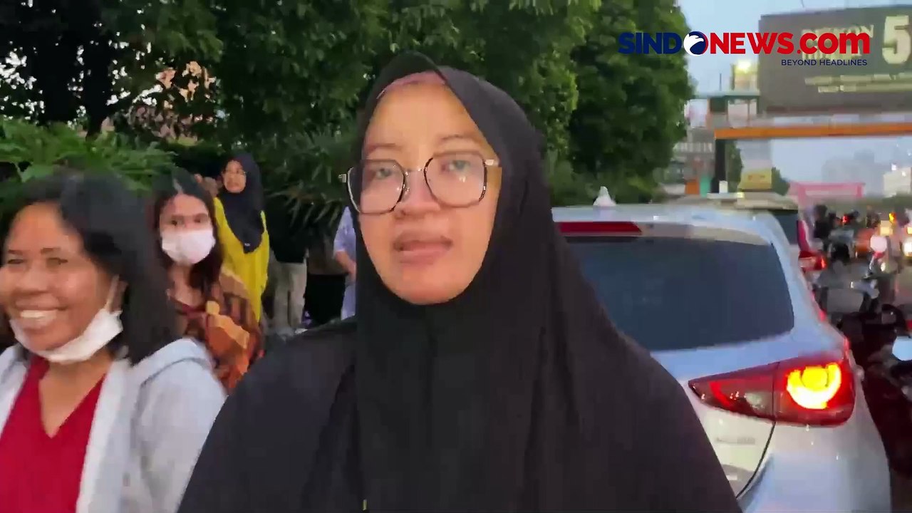 Demi Tukar Uang Baru, Warga Bekasi Rela Antre di Bank Sejak Dini Hari