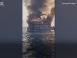 Thailandia, traghetto prende fuoco: la gente si lancia in mare per sfuggire alle fiamme