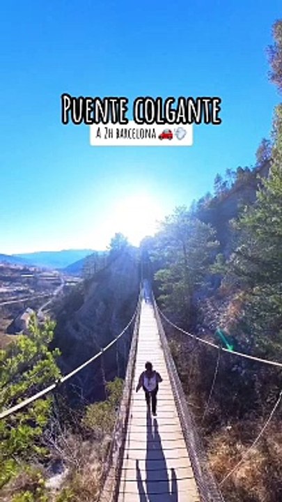Una tiktoker por el puente de Bagà