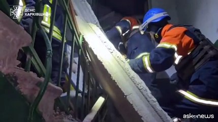 Video herunterladen: Ucraina, nuovi raid russi su Kharkiv: almeno quattro morti