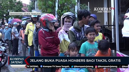 Jelang Buka Puasa, Hijabers Bagi Takjil Gratis