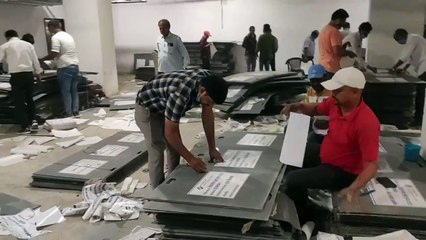 चुनाव के लिए वोटिंग कंपार्टमेंट हो रहे तैयार, 19 को होगा मतदान