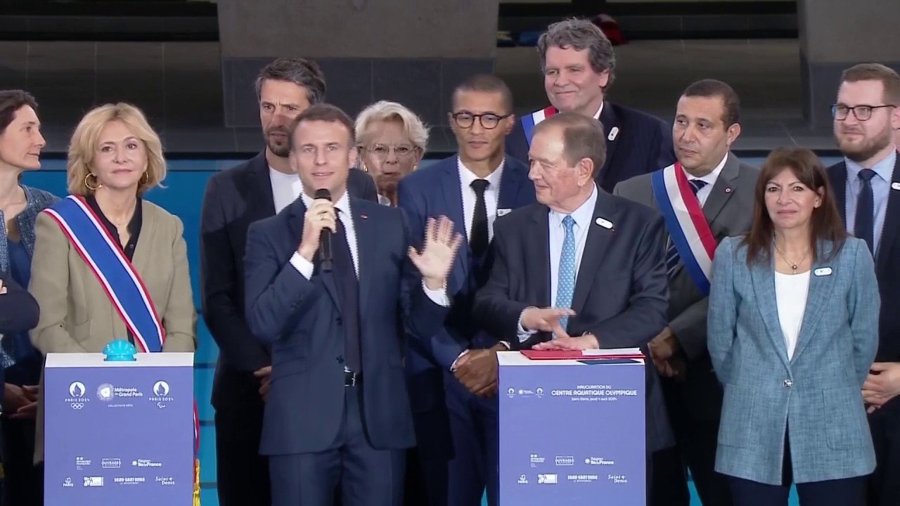 Pour Emmanuel Macron, le centre aquatique olympique de Saint-Denis "va changer la vie"