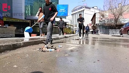 Vanlılar sokakları temizliyor: 'Onların 20 yıllık pisliğini temizliyoruz'