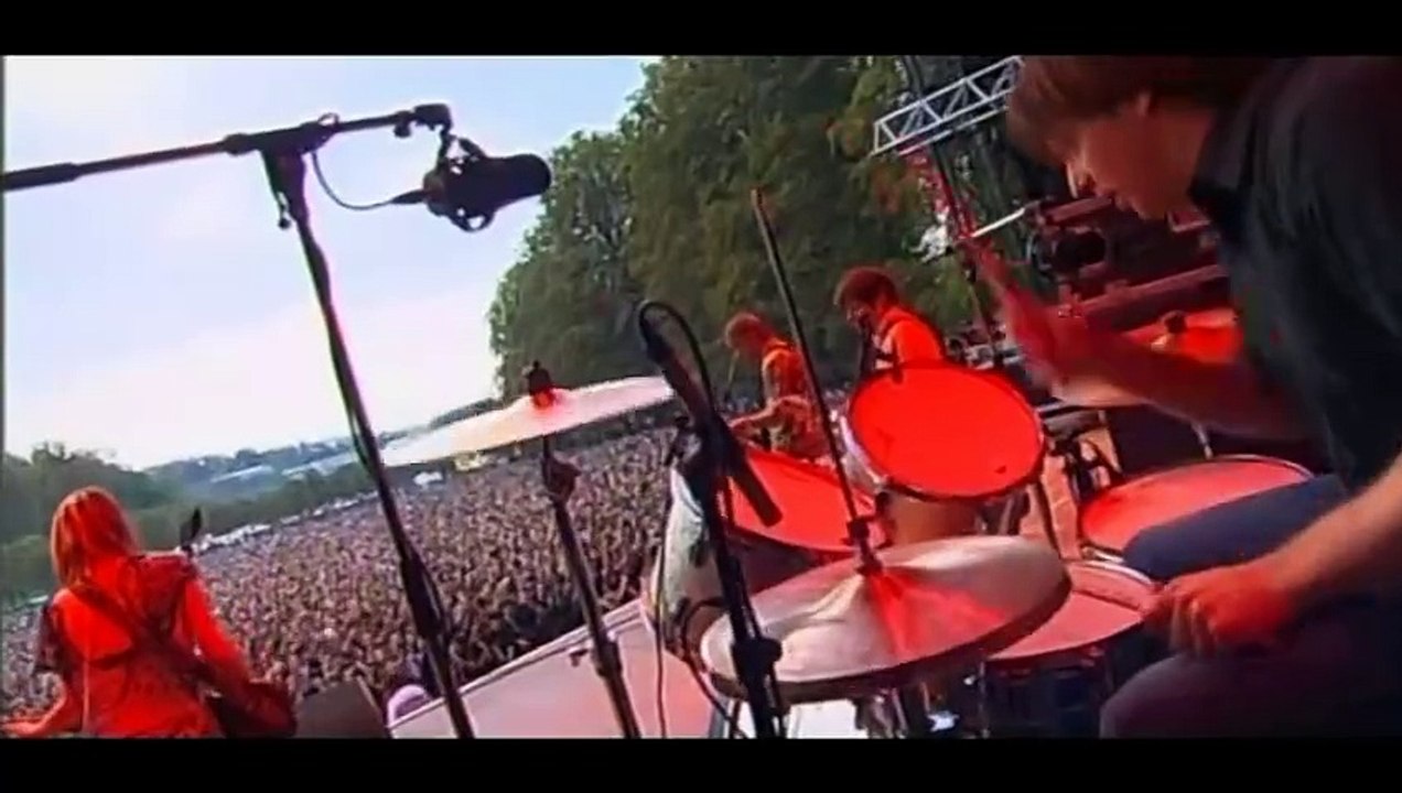 Sonic Youth chante "Teen Age Riot" à Rock en Seine