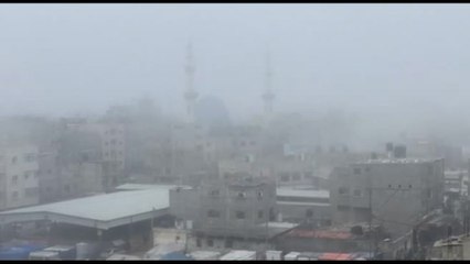Nebbia su Rafah, aspetto spettrale per la città palestinese del valico verso l'Egitto