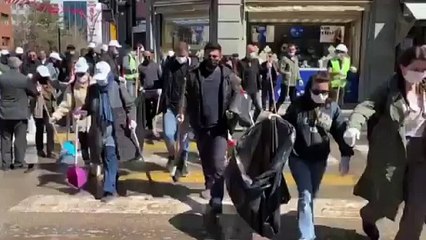 Van'da protestolar sonrası vatandaşlar sokakları temizlemeye başladı: "Van bizimdir"