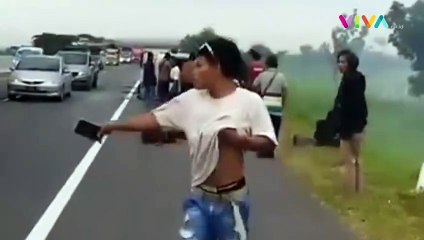 Kecelakaan Mobil Travel Membawa Para Pemudik di Tol Kanci