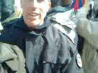 policier qui confisque drapeau tibetain et veut menbarqué