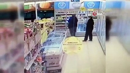 Marketten sucuk ve peynir çalan hırsız kamerada