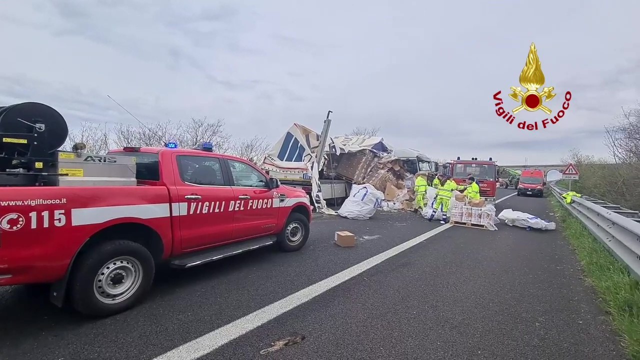 Tir si schianta contro guardrail in Autostrada e resta incastrato (04.04.24)