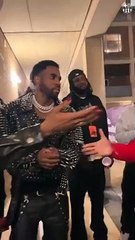 Joao Félix le entrega la camiseta del Barça a Jason Derulo