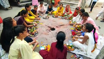 Video... गणगौर पूजा के लिए कन्याएं सिर पर ला रही सेवरे