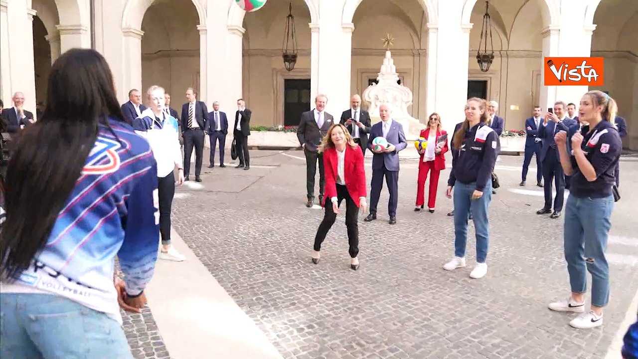 Meloni palleggia con Egonu e le giocatrici del volley femminile italiano