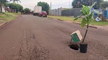 Alerta de buraco! Moradores improvisam sinalização em cratera criada em asfalto deteriorado