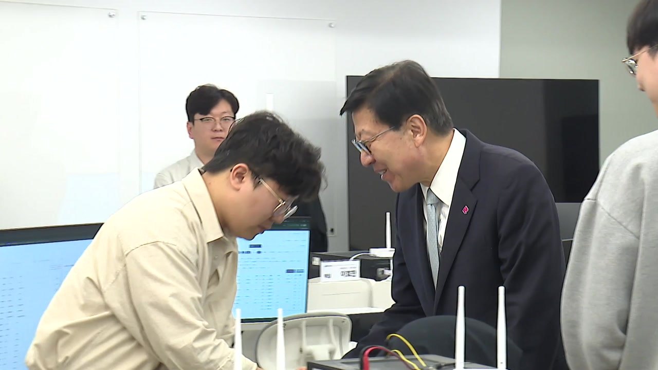 [부산] 디지털 산업 현장 방문해 육성 방안과 지원 대책 논의 / YTN