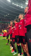 Bayer Leverkusen'li oyuncular galibiyeti taraftarlarıyla böyle kutladı