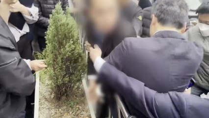 울산 유세현장서 이재명에 접근한 남성 경찰에 제지 / YTN