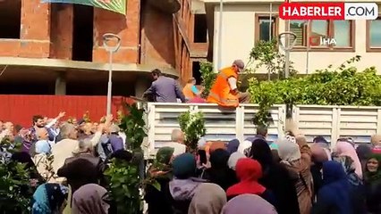 Hayır için bir tır dolusu meyve fidanı dağıtıldı