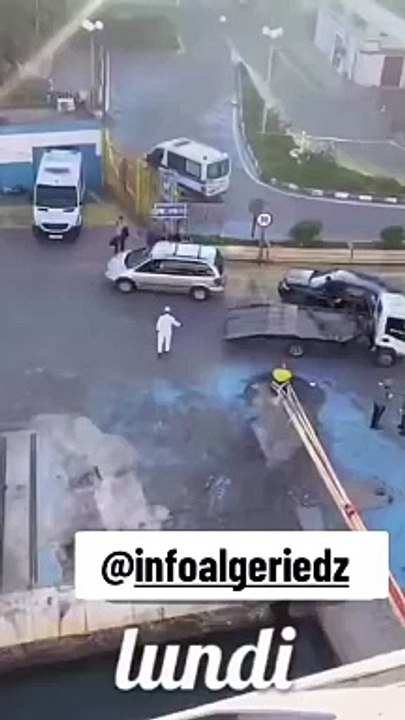 Renault laguna خردة ميناء مرسيليا عند وصول المهاجرين إلى الجزائر ميناء الجزائر مرسيليا لا جولييت وهران سكيكدة عنابة بجاية قارب الجزائر العبارات كورسيكا لينيا نقل الأمتعة فان الجمارك الشرطة الدرك port d'alger