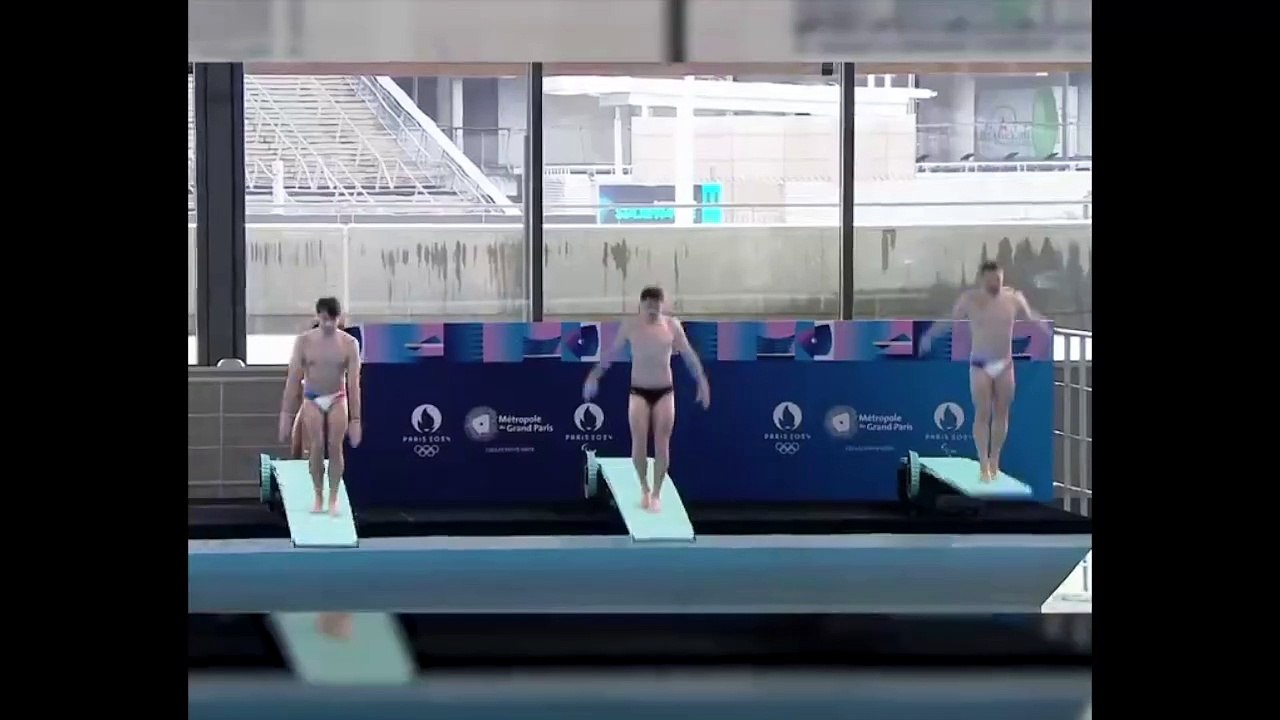 Sous les yeux d'Emmanuel Macron, un plongeur chute lors de l'inauguration du centre aquatique pour les JO