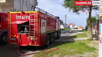Sakarya'da 3 Katlı Binanın Çatısında Panik Yaratan Yangın