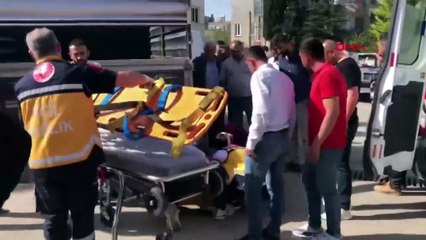 Kamyonetin altında kalan motosiklet sürücüsü yaralandı