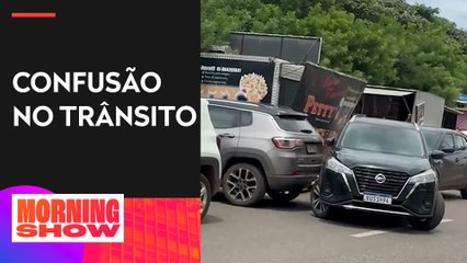 Motorista bate em veículo que "fechou" acesso