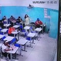 VÍDEO: Aluna se levanta de cadeira segundos antes de ventilador despencar em sala de aula