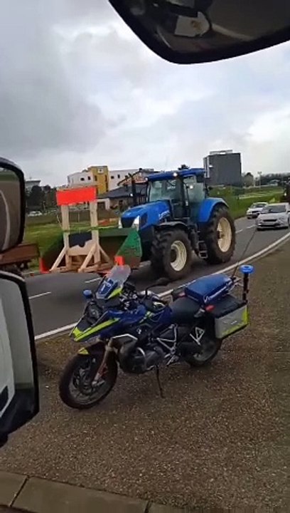 De nombreux agriculteurs en colère du Loir-et-Cher entrent dans Blois pour mener des actions coup de poing. Ils demandent une juste rémunération de leur travail.