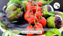 Los 12 alimentos que comen en la isla más longeva del mundo para llegar a los 100 años, según una experta